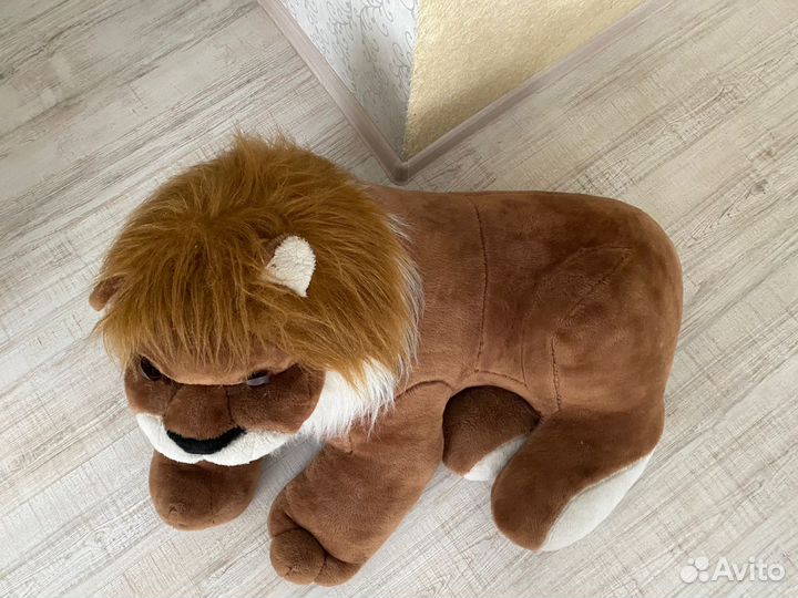 Очень большая игрушка Лев