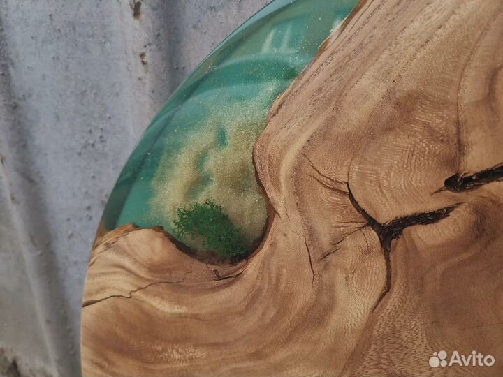 Часы из слэба карагача со мхом и песком