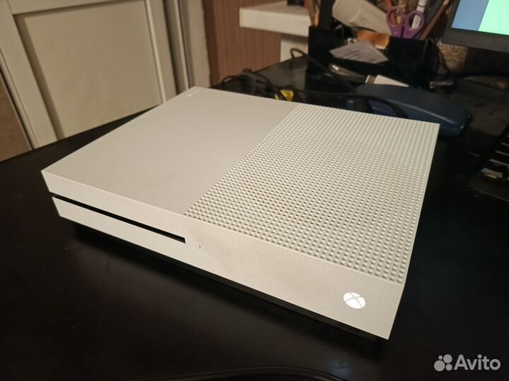 Xbox One S 1tb с геймпадом