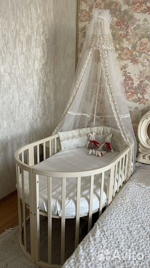 Детская кроватка с маятником
