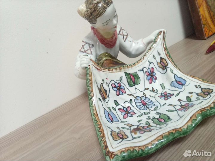 Статуэтка фарфор девушка с платком СССР Конаково