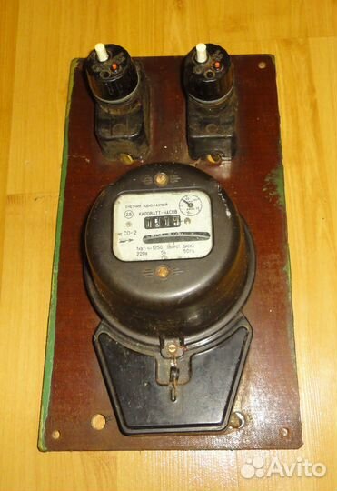 Электросчётчик на щитке с пробками 1958 год