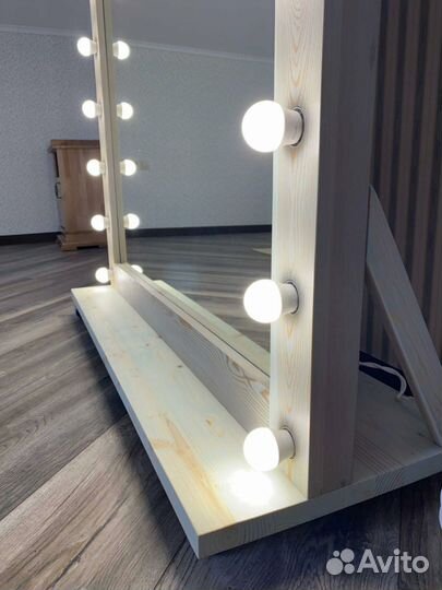 Гримерное зеркало с лампочками