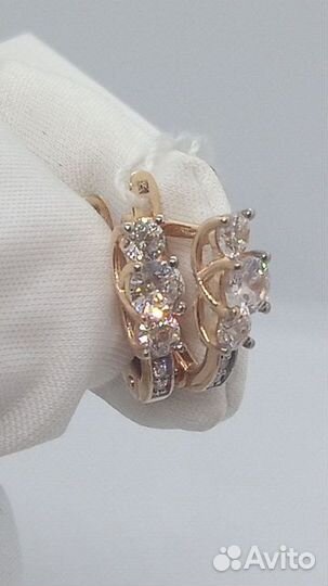 Золотые серьги с камнем