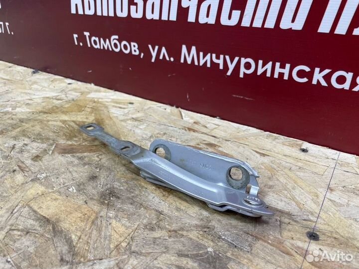 Петля капота левая Renault Sandero Stepway