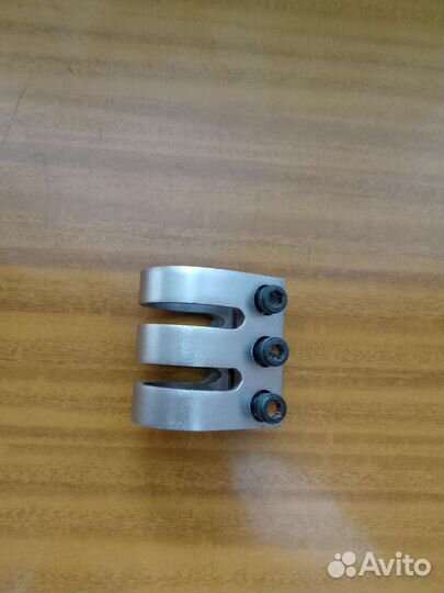 Зажим трёхболтовый