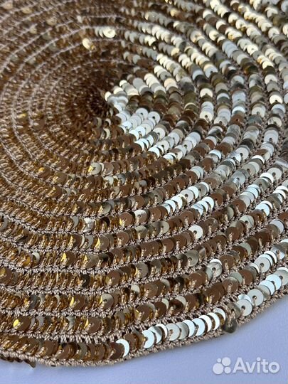 Берет с золотыми пайетками