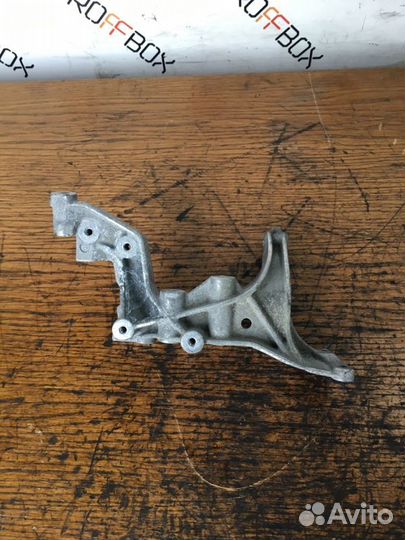 Кронштейн Mercedes E-Class W212 M271 1.8TI 2010