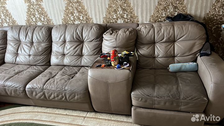 Угловой кожаный диван б/у