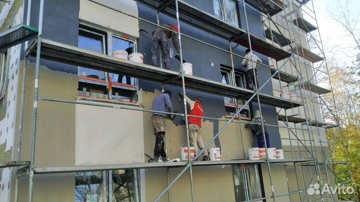 Фасадчик прораб с бригадой рабочих