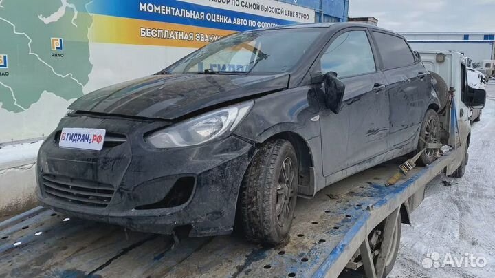 Накладка стекла заднего правого Hyundai Solaris 83