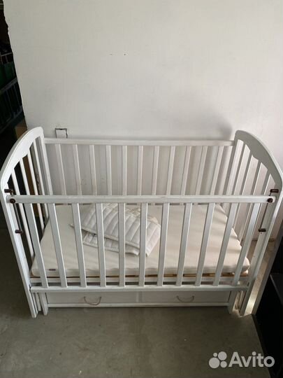 Детская кроватка с маятником и ящиком