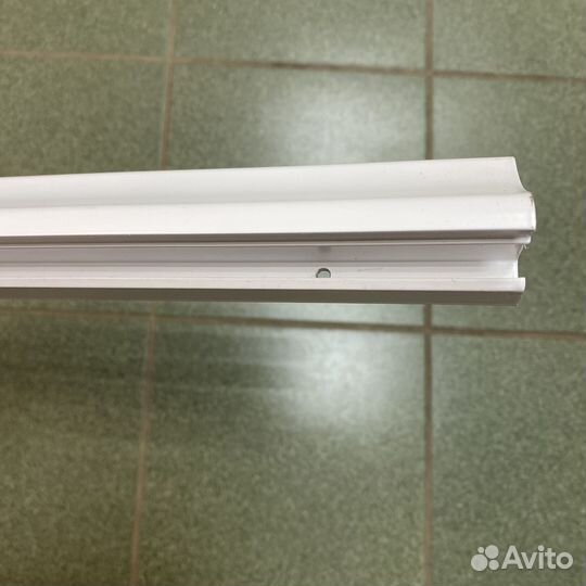 Уголок металлический для стеклянной полки