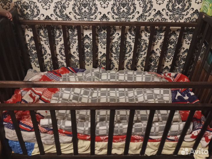 Детская кроватка с маятником