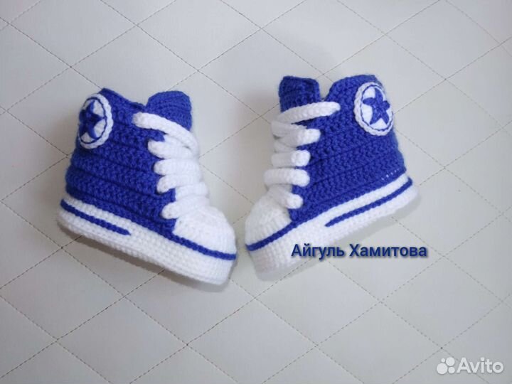 Вязаные пинетки кеды
