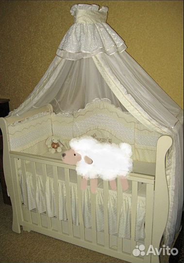 Детская кроватка с маятником