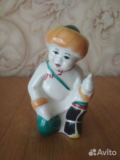 Старинные фарфоровые статуэтки