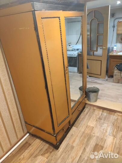 Шкаф платяной старинный