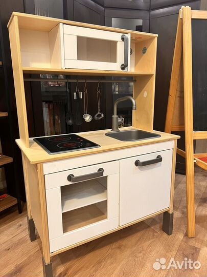 Кухня и мольберт IKEA (а также посуда и продукты)