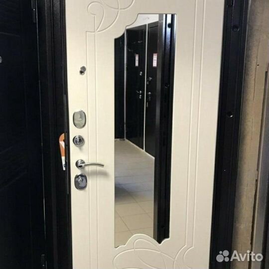 Входная дверь с зеркалом для квартиры