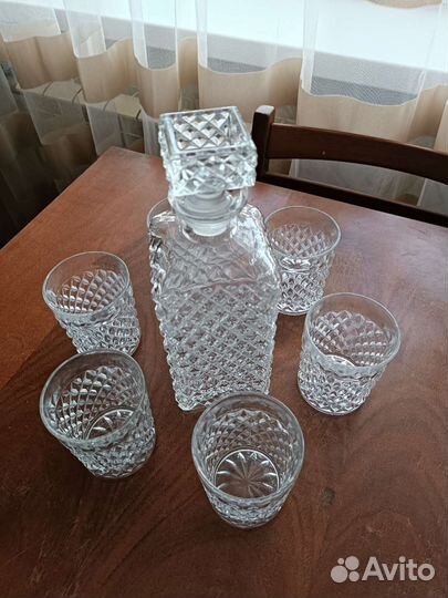 Хрустальный графин со стаканами