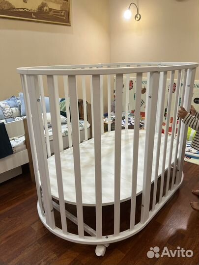 Детская кроватка с маятником