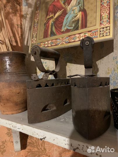 Два старинных утюга,угольные