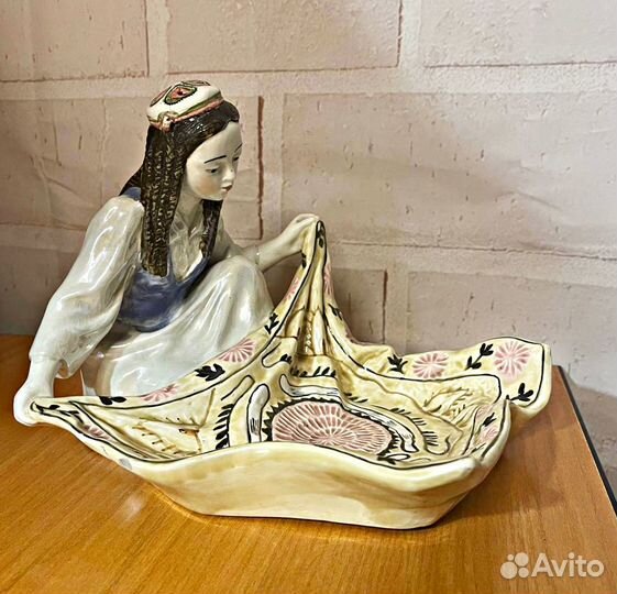 Статуэтка-конфетница Узбечка с ковром, Конаково