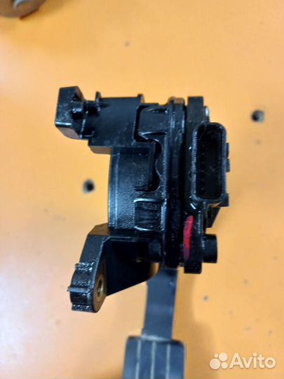 Педаль газа Renault Logan 2