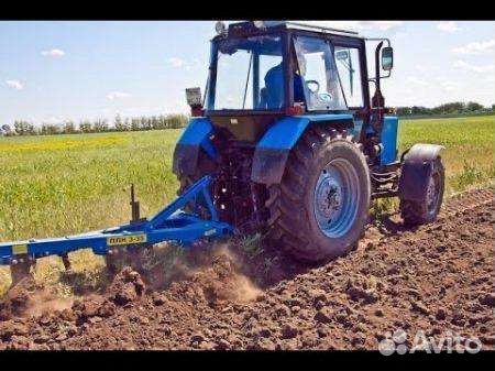 Вспашка земли трактором