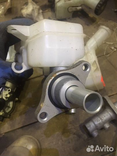 Главный тормозной цилиндр Mitsubishi Lancer X