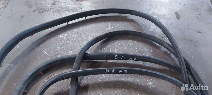 Уплотнитель двери на Audi A8 D3