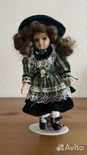 Кукла фарфоровая