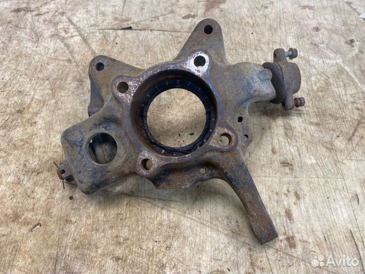 Кулак поворотный передний правый Mitsubishi Pajero