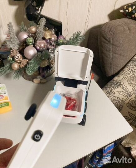 Инерционная игрушка Яндекс «Робот-доставщик»