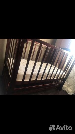 Детская кроватка с маятником