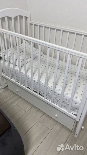 Детская кроватка с маятником и ящиком