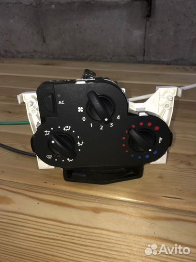 Блок управления отопителем Renault Logan седан K7J