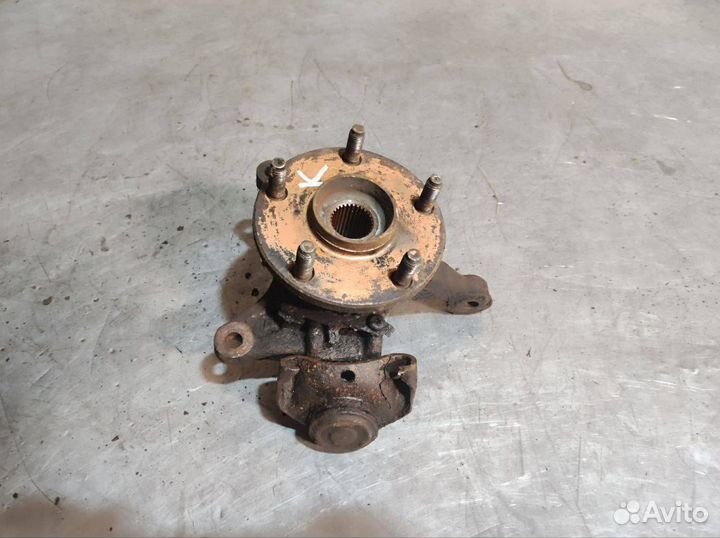 Кулак передний левый Toyota Avensis Verso 2001