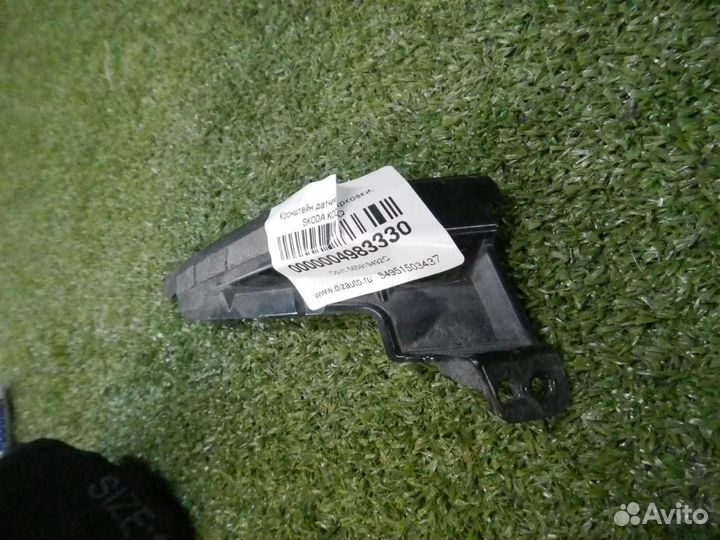 Кронштейн накладки крышки багажника правый Lexus R