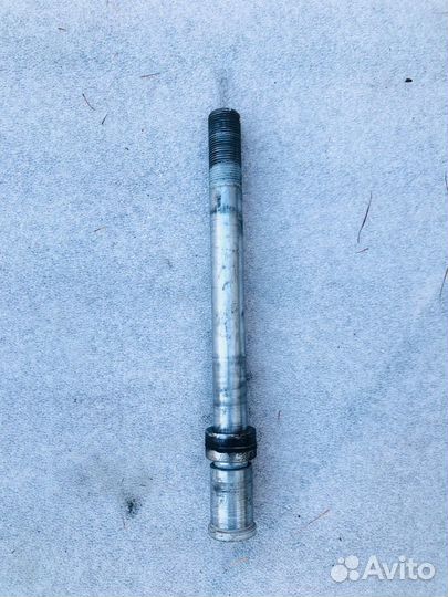 Kawasaki ER6N 2013 ось переднего колеса