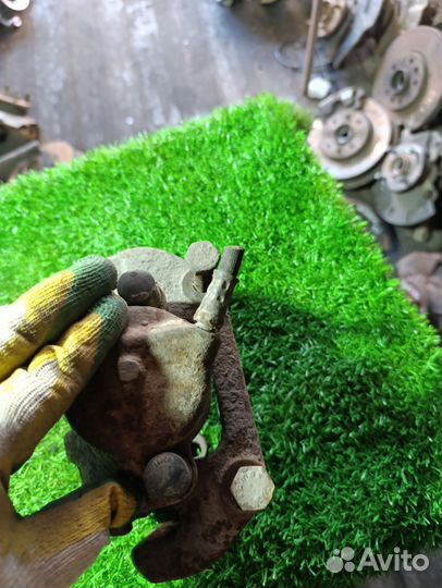 Суппорт передний правый bmw 5 e34