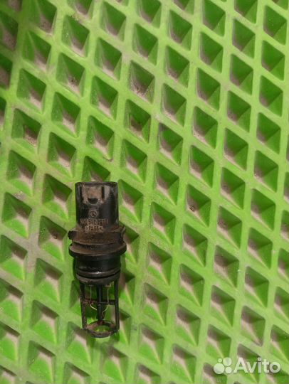 Датчик температуры воздуха на впуске Mercedes Benz