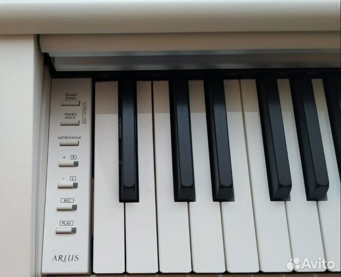 Цифровое пианино Yamaha 145 + Банкетка
