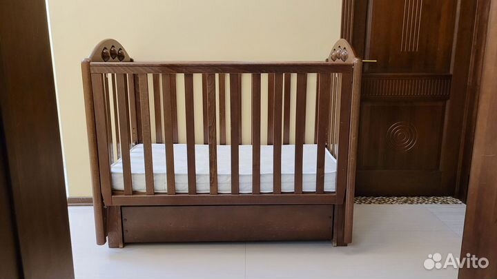Детская кроватка с продольным маятником и матрасом