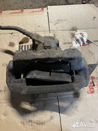 Суппорт передний правый не вент. Audi 80 B3 1.8 PM