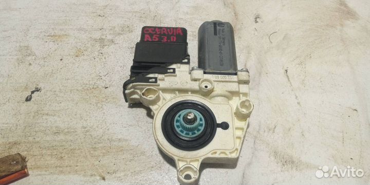 Моторчик стеклоподъемника задний правый Skoda