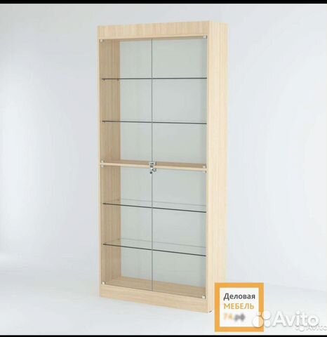 Витрина пристенная со стеклянными дверьми