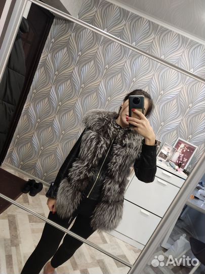 Жилет из натуральной кожи с мехом чернобурки