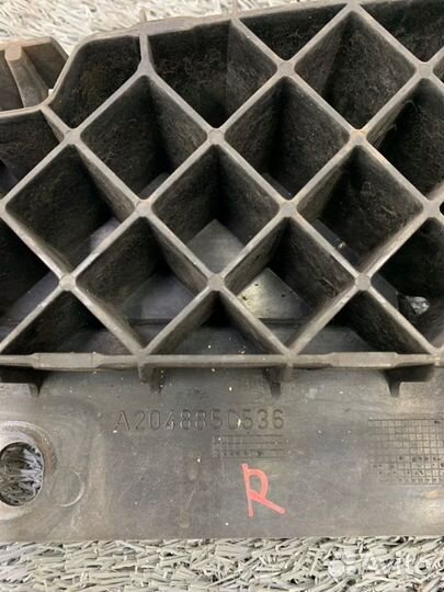 Кронштейн решетки радиатора правый Mercedes Glk